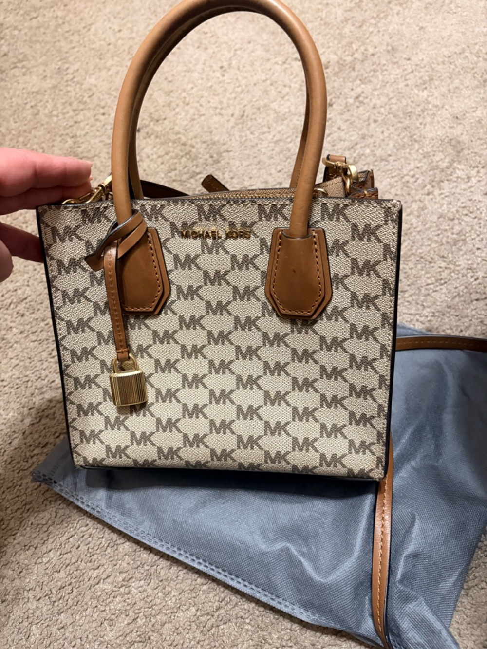 Michael Kors Cream Signature Satchel with Tan Trim - Picture 2 of 6